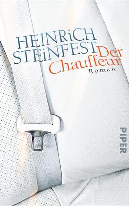 Der Chauffeur Das Buchcover zeigt einen weißen Autositz mit einem Sicherheitsgurt, der an der Seite sichtbar ist. Die oberste Schriftzug „HEINRICH STEINFEST“ ist in großen, orangefarbenen Buchstaben gehalten, während der Titel „Der Chauffeur“ in einer schlichten, schwarzen Schrift darunter steht. Der Zusatz „Roman“ erscheint in kleinerer Schriftgröße unter dem Titel. Der Hintergrund ist in einem hellen, einheitlichen Farbton gehalten, wodurch eine klare, moderne Atmosphäre entsteht.