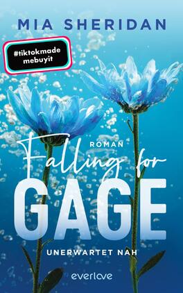 Falling for Gage. Unerwartet nah Das Buchcover zeigt in sanften Blau- und Türkistönen zwei stilisierte Blumen, die aus einem aquatischen Hintergrund emporwachsen. Die Blumen strahlen Frische und Lebendigkeit aus. In der unteren Hälfte des Covers steht der Titel „Falling for Gage“ in großen, weißen Buchstaben, gefolgt von „Roman“ in einer eleganten Schriftart darüber. Der Autorennamen „MIA SHERIDAN“ schwebt in einer schlichten, dunkelblauen Schrift am oberen Rand. Ein auffälliges, farblich abgestimmtes Etikett mit dem Text „#tiktokmade mebuyit“ verstärkt die moderne Atmosphäre.