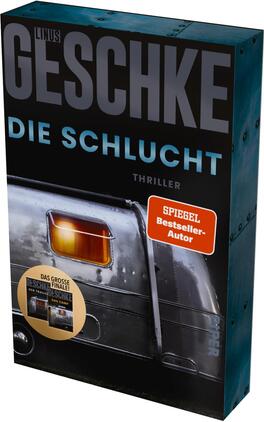 Die Schlucht Das Buchcover zeigt einen glänzenden, silbernen Anhänger mit einem kühlen, industriellen Hintergrund. Oben ist der Titel „DIE SCHLUCHT“ in großen, schwarzen Buchstaben platziert, darunter steht „THRILLER“ in kleinerer Schrift. Der Name des Autors, Linus Geschke, wird prominent oben in Weiß angezeigt. In der unteren rechten Ecke befindet sich ein rotes Label mit dem Text „SPIEGEL Bestseller-Autor“. Die gesamte Gestaltung vermittelt eine düstere und spannungsgeladene Atmosphäre.