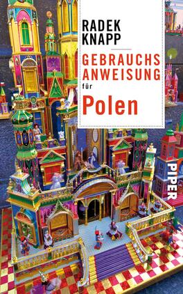 Gebrauchsanweisung für Polen Das Buchcover zeigt eine farbenfrohe und detailreiche Darstellung eines traditionellen polnischen Weihnachtsschmucks, vermutlich einer Szopka, mit zahlreichen kleinen Figuren, die auf einem bunten, schachbrettartigen Boden angeordnet sind. Im oberen Bereich befinden sich hohe Türme in lebendigen Farben wie Rot, Grün und Gelb. Der Titel „Gebrauchsanweisung für Polen“ ist in großer, klarer Schrift in Rot und Schwarz gehalten, während der Autorennamen „Radek Knapp“ im oberen Bereich dezent platziert ist. Das Cover vermittelt eine festliche und kulturell reiche Atmosphäre.