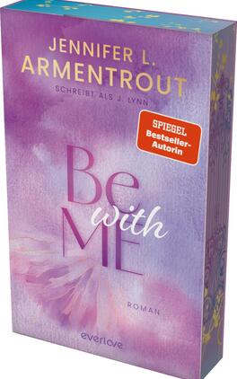Be with Me Das Buchcover zeigt eine sanfte, fliederfarbene Hintergrundgestaltung mit Aquarell-Effekten. In der Mitte steht der Titel „Be with Me“ in eleganter, geschwungener Schrift, wobei „with“ in einer neutraleren Schriftart hervorgehoben wird. Der Autorinnenname „Jennifer L. Armentrout“ prangt in goldener Schrift oben, während ein rotes Aufkleberlabel den Hinweis „SPIEGEL Bestseller-Autorin“ enthält. Am unteren Rand ist das Wort „Roman“ in einer schlichten Schrift angeordnet. Die Atmosphäre des Covers vermittelt eine romantische und verträumte Stimmung.