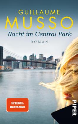 Nacht im Central Park Das Buchcover zeigt eine stilisierte Stadtansicht mit einer Brücke und Wolkenkratzern im Hintergrund, die in sanften Blau- und Grautönen gehalten ist. Im Vordergrund wird eine blonde Frau dargestellt, deren Haar vom Wind verweht wird, was eine dynamische Atmosphäre schafft. Der Titel „Nacht im Central Park“ steht prominent in goldgelber Schrift, gefolgt vom Autorennamen „Guillaume Musso“ darüber. Unten rechts ist ein rotes Feld mit dem Text „SPIEGEL Bestseller“ platziert.