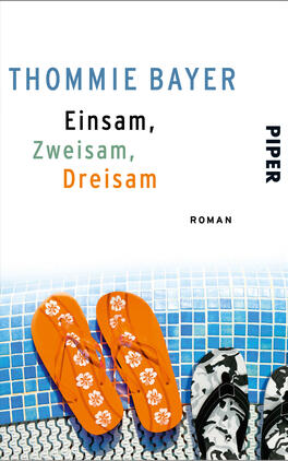 Einsam, zweisam, dreisam Das Buchcover zeigt einen hellen, minimalistischen Hintergrund mit einem blauen Schwimmbecken. Darauf liegen zwei Paar Flip-Flops: ein orangefarbenes mit weißen Blumenmustern und ein schwarz-weißes. Der Titel „Einsam, Zweisam, Dreisam“ ist in einer modernen Schrift in verschiedenen Farben angeordnet, während der Name des Autors „Thommie Bayer“ in größeren blauen Buchstaben oberhalb des Titels steht. Im rechten oberen Bereich ist das Verlagslogo „PIPER“ sowie die Kennzeichnung „ROMAN“ platziert. Die Farben vermitteln eine sommerliche, entspannte Stimmung.