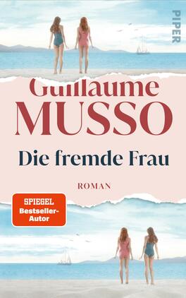 Die fremde Frau Das Buchcover zeigt zwei Frauen in Bademode, die am Strand stehen und den Blick auf das Meer richten. Die Farbpalette ist sanft und hell, mit Blau- und Pastelltönen, die eine entspannte Atmosphäre schaffen. In der oberen Mitte befindet sich der Schriftzug „Guillaume Musso“ in auffälligem, rotem Schriftzug, während der Titel „Die fremde Frau“ in dunklerer Schrift darunter platziert ist. Am unteren Rand ist ein orangefarbener Button mit dem Text „SPIEGEL Bestseller-Autor“ sichtbar.