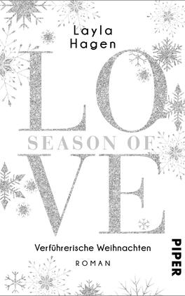 Season of Love – Verführerische Weihnachten Das Buchcover zeigt im Vordergrund den Titel „LOVE SEASON OF VE“. Die Buchstaben sind groß und in funkelndem Silber gehalten, was eine festliche Atmosphäre vermittelt. Darunter befindet sich der Untertitel „Verführerische Weihnachten“ in einer schlichteren Schriftart. Oben links steht der Autorenname „Layla Hagen“. Der Hintergrund ist in einem schlichten Weiß gehalten, umrahmt von stilisierten Schneeflocken, die in verschiedenen Größen und Designs angeordnet sind. Das Cover strahlt eine winterliche, romantische Stimmung aus.