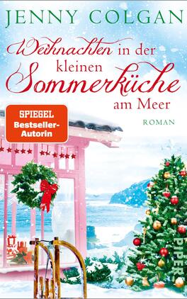 Weihnachten in der kleinen Sommerküche am Meer Das Buchcover zeigt eine winterliche Küstenlandschaft mit einem pinkfarbenen, charmanten Häuschen, das im Vordergrund steht. Vor dem Haus befindet sich ein geschmückter Weihnachtsbaum in leuchtendem Grün. Die Farben sind vorwiegend in kühlen Blau- und Weißtönen gehalten, ergänzt durch rote und grüne Akzente. Der Titel „Weihnachten in der kleinen Sommerküche am Meer“ ist in verspielter, roter Schrift gestaltet, während der Urhebername „Jenny Colgan“ darüber in grüner Schrift steht. Ein Button mit dem Text „SPIEGEL Bestseller-Autorin“ heben die Popularität der Autorin hervor.