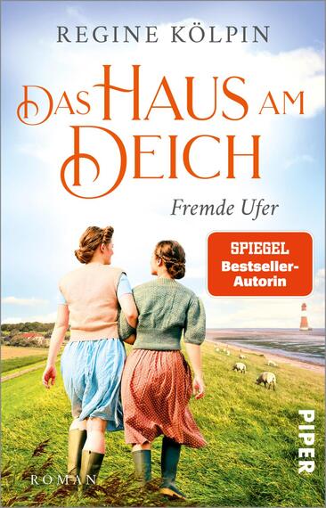 Das Buchcover zeigt zwei Frauen, die in ländlicher Umgebung am Deich stehen. Die Farbpalette umfasst sanfte Pastelltöne und ein strahlendes Blau des Himmels. Die Titelzeile „Das HAUS am DEICH“ ist in auffälliger, orangefarbener Schrift hervorgehoben, während der Untertitel „Fremde Ufer“ kleiner in Schwarz erscheint. Am unteren Rand steht „SPIEGEL Bestseller-Autorin“ in einem roten Kasten. Das Cover vermittelt eine nostalgische, einladende Atmosphäre.