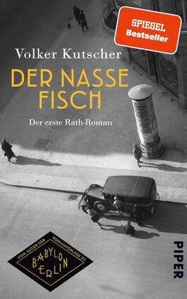 Der nasse Fisch Das Buchcover zeigt eine nostalgische Schwarz-Weiß-Fotografie aus einer urbanen Umgebung, die eine historische Straßenszene mit einem Oldtimer und Passanten darstellt. Im oberen Bereich des Covers hebt sich der Titel „DER NASSE FISCH“ in großen, gelben Buchstaben ab. Darunter steht in kleinerer Schrift „Der erste Rath-Roman“. Der Autor „Volker Kutscher“ ist ebenfalls prominent platziert. In der oberen Ecke prangt ein rotes „SPIEGEL Bestseller“-Label. Das Gesamtbild vermittelt eine Atmosphäre von Geheimnis und Nostalgie.