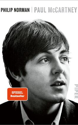 Paul McCartney Das Buchcover zeigt ein Schwarz-Weiß-Porträt von Paul McCartney, der leicht zur Seite blickt. Sein volles, lockiges Haar und der nachdenkliche Gesichtsausdruck verleihen ihm eine nostalgische Ausstrahlung. Im oberen Bereich sind die Namen „Philip Norman“ und „Paul McCartney“ in klarer Typografie zentriert angeordnet. In der linken unteren Ecke befindet sich ein rotes Rechteck mit dem weißen Text „SPIEGEL Bestseller“. Das Verlagslogo „PIPER“ ist vertikal am rechten Rand platziert.