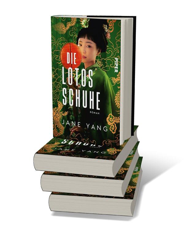 Bücherstapel des Buches „Die Lotosschuhe“