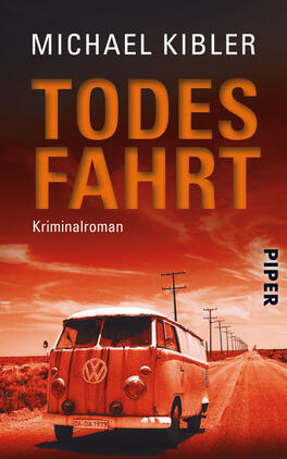 Todesfahrt Das Buchcover zeigt einen intensiven roten Farbverlauf, der eine düstere Atmosphäre schafft. Im Vordergrund befindet sich ein älterer Volkswagen-Bus, der auf einer leeren Landstraße steht, umgeben von der Weite der Landschaft. Der Titel „TODESFAHRT“ ist in großen, fetten Buchstaben in einem hellen Orange gehalten, während darunter der Text „Kriminalroman“ in kleineren Lettern steht. Der Autorname „MICHAEL KIBLER“ ist oben in schwarzer Schrift platziert. Das Verlagslogo „PIPER“ ist in der unteren rechten Ecke sichtbar.