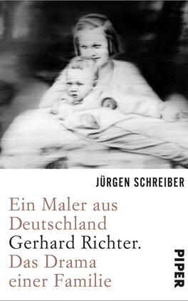 Ein Maler aus Deutschland Das Buchcover zeigt eine Schwarz-Weiß-Fotografie mit einer emotionalen Darstellung einer Frau mit einem Kleinkind. Die Frau wirkt sorgenvoll, während das Kind auf ihrem Schoß sitzt und den Betrachter anblickt. Der Titel „Ein Maler aus Deutschland Gerhard Richter. Das Drama einer Familie“ ist in klarer, moderner Schrift unterhalb der Abbildung platziert, wobei der Name des Autors, Jürgen Schreiber, über dem Titel steht. Die Gesamtheit des Covers vermittelt eine nachdenkliche und nostalgische Atmosphäre.