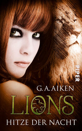 Lions – Hitze der Nacht Das Buchcover zeigt eine Frau mit langen, kastanienbraunen Haaren und markantem Make-up, das ihre Augen betont. Im Hintergrund ist der Kopf eines Löwen zu sehen, der das mystische und kraftvolle Thema unterstreicht. Die Farbpalette besteht aus dunklen, erdigen Tönen, die eine geheimnisvolle Atmosphäre schaffen. Der Titel „LIONS“ ist in markanter, grünlicher Schrift dargestellt, darunter steht in kleinerer Schrift der Untertitel „Hitze der Nacht“. Am oberen Rand ist der Name der Autorin „G.A. Aiken“ platziert, und das Verlagslogo „PIPER“ befindet sich in der oberen rechten Ecke.