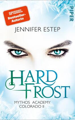 Hard Frost Das Buchcover zeigt ein frostiges, hellblaues und weißes Farbschema, das eine winterliche Atmosphäre erzeugt. Im Zentrum befinden sich die intensiven, türkisfarbenen Augen einer Frau, die einen geheimnisvollen Blick werfen. Über den Augen ist die helle, kühle Haut zu sehen. Der Titel „HARD FROST“ ist in großen, geschwungenen Buchstaben in Dunkelblau und Türkis gehalten. Der Name der Autorin „JENNIFER ESTEP“ wird oben auf dem Cover platziert. Zusätzlich ist ein rotes Etikett mit der Aufschrift „SPIEGEL Bestseller-Autorin“ vorhanden.