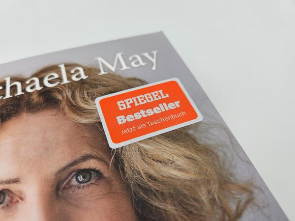 Innenansicht des Buches „Hinter dem Lächeln“