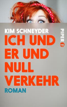 Ich und er und null Verkehr Das Buchcover zeigt eine Person mit rotem Haar, die neugierig hinter einem weißen Rahmen hervorlugt. Der Titel „ICH UND ER UND NULL VERKEHR“ ist in großen, orangefarbenen Buchstaben in der Mitte des Covers platziert. Der Name der Autorin, „KIM SCHNEYDER“, steht oben in weißer Schrift. Unten befindet sich das Wort „ROMAN“ in kleinerer Schrift. Der Hintergrund ist in einem sanften Grauton gehalten, was eine moderne und ansprechende Atmosphäre erzeugt.