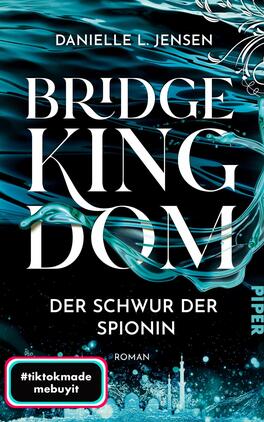 Bridge Kingdom – Der Schwur der Spionin Das Buchcover zeigt eine dynamische Wasseroberfläche in verschiedenen Blau- und Türkistönen, die an Bewegung und Tiefe erinnert. Im Vordergrund steht der Titel „BRIDGE KINGDOM“ in großer, auffälliger Schrift, wobei die Buchstaben teilweise in einem verspielten Stil gestaltet sind. Darunter befindet sich der Untertitel „DER SCHWUR DER SPIONIN“ in schlichterer Schrift. Der Name der Autorin, Danielle L. Jensen, ist oben platziert. Ein rotes Etikett mit dem Text „#tiktokmade mebuyit“ ist am unteren Rand des Covers sichtbar.