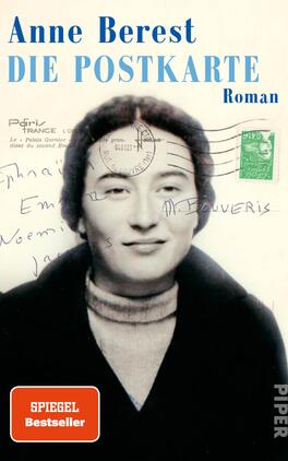 Die Postkarte Das Buchcover zeigt ein Porträt einer jungen Frau mit schwarzem Haar und einem neutralen Gesichtsausdruck. Hinter ihr ist eine Postkartenoptik, die teilweise mit handschriftlichen Notizen und einem Poststempel versehen ist. Oben ist der Titel „DIE POSTKARTE“ in blauen Großbuchstaben platziert, gefolgt vom Wort „Roman“. Unten links befindet sich das Logo „SPIEGEL-Bestseller“. Der Hintergrund ist hell und vermittelt eine nachdenkliche Atmosphäre. Der Autor „Anne Berest“ ist ebenfalls in blauer Schrift am oberen Rand zu finden.
