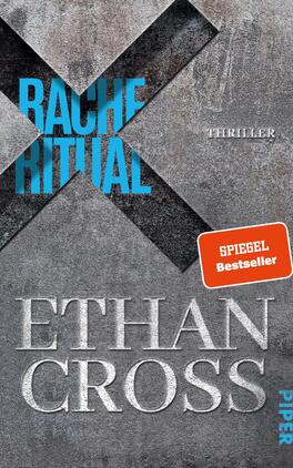 Racheritual Das Buchcover zeigt eine dunkelgraue, metallisch wirkende Hintergrundfläche, auf der ein großes, schwarzes X diagonale Linien kreuzt. Der Titel „RACHE RITUAL“ ist in auffälligem Blau positioniert, während darunter das Wort „THRILLER“ in kleinerer, schlichter Schrift steht. Der Name des Autors „ETHAN CROSS“ ist in großem, silbernem Schriftzug hervorgehoben. In der oberen rechten Ecke befindet sich ein rotes Etikett mit dem Text „SPIEGEL Bestseller“. Die insgesamt düstere Farbgebung vermittelt eine spannungsgeladene Atmosphäre.