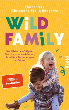 Wild Family Das Buchcover zeigt einen fröhlichen, bunten Hintergrund in Gelbtönen mit wellenförmigen Linien. Der Titel „WILD FAMILY“ ist prominent in großen, grünen und lila Buchstaben platziert. Unter dem Titel steht der Untertitel „Konflikte bewältigen, Geschwister verbinden, familiäre Beziehungen stärken“ in einer schlichten Schrift. Im unteren Bereich sind die Autorinnen Eliane Retz und Christiane Stella Bongertz genannt. Links auf dem Cover ist ein lächelndes Kind zu sehen, das auf dem Rücken eines anderen Kindes sitzt. Ein rotes Feld enthält den Hinweis „SPIEGEL Bestseller“.