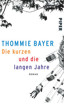 Die kurzen und die langen Jahre Das Buchcover zeigt eine stilisierte, monochrome Darstellung einer Seilbahn, die sich durch die obere Hälfte des Covers zieht. Zwei kräftige, farbige Titeltexte – „Die kurzen“ in Orange und „und die langen Jahre“ in Lila – heben sich prominente vom Hintergrund ab. Der Name des Autors, Thommie Bayer, ist in kräftigem Blau gehalten. Oben rechts befindet sich das Verlagslogo „PIPER“. Die Gesamtatmosphäre vermittelt eine Mischung aus Melancholie und Anregung, unterstützt durch den Kontrast von Schwarz-Weiß und lebhaften Farben.