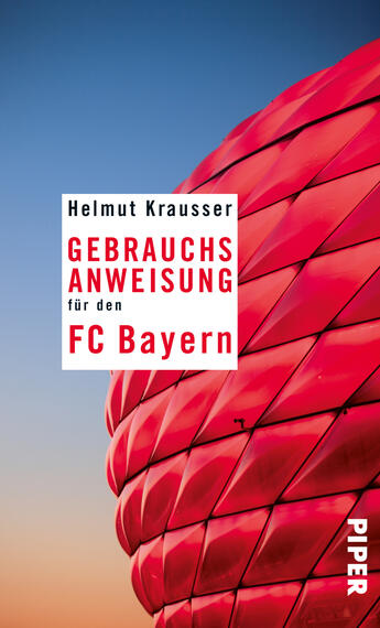 Das Buchcover zeigt eine dynamische, rot leuchtende Fassade des Allianz Stadions, die an eine Fußballatmosphäre erinnert. Oben links befindet sich der Autorname „Helmut Krausser“ in schwarzer Schrift. Darunter steht der Titel „GEBRAUCHSANWEISUNG“ in weißer Schrift auf rotem Hintergrund, gefolgt von „für den FC Bayern“ in markantem, schwarzem Text. Der Hintergrund ist in sanften Blautönen gehalten, was einen klaren Kontrast zur Farbintensität der Fassade bildet.