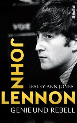 John Lennon Das Buchcover zeigt ein Porträt von John Lennon in einem monochromen Schwarz-Weiß-Stil. Lennons Gesichtsausdruck wirkt ernst und nachdenklich. Der Titel „JOHN LENNON“ ist in großen, auffälligen gelben Buchstaben platziert, während der Untertitel „GENIE UND REBELL“ in kleinerer, eleganter Schrift darunter steht. Der Name der Autorin Lesley-Ann Jones ist in einer schmaleren Schriftgröße unterhalb des Titels zu sehen. Das Cover vermittelt eine Stimmung von Melancholie und künstlerischer Tiefe.