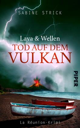 Lava und Wellen: Tod auf dem Vulkan Das Buchcover zeigt eine dramatische Szenerie mit einem ausbrechenden Vulkan im Hintergrund. Der Himmel ist in dunklen, bedrohlichen Farben gehalten, durchzogen von grellen Blitzen. Im Vordergrund liegen zwei Boote auf einem Kiesstrand. Der Titel „Tod auf dem VULKAN“ ist in auffälligem Rot geschrieben, während der Untertitel „Lava & Wellen“ in weißer, schlichter Schrift erscheint. Der Name der Autorin, „Sabine Strick“, steht oben in heller Schrift, und das Verlagslogo „PIPER“ ist am rechten Rand platziert.