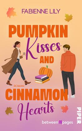 Pumpkin Kisses and Cinnamon Hearts Das Buchcover zeigt den Autorennamen Fabienne Lily oben in lila Großbuchstaben auf einem warmen Pfirsich- bis Rosa-Gradient-Hintergrund. Großflächige orangene Blockschrift betont „PUMPKIN“ und „CINNAMON“, während „Kisses“ und „Hearts“ in verspielter violetter Schreibschrift stehen, „AND“ klein in orange. In der Mitte eine Kürbisillustration auf einem Bücherstapel, links eine Frau mit Mantel und Kaffee, rechts ein Mann in oranger Jacke, verstreute Herbstblätter vermitteln eine gemütlich-herbstliche, romantische Stimmung.
