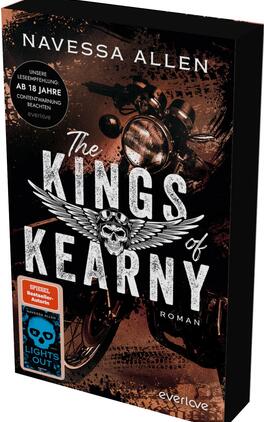 The Kings of Kearny Das Buchcover zeigt ein dunkles, rostbraun-schwarzes Motorradporträt vorn, darüber der Titel in großen, rauen weißen Lettern „The KINGS of KEARNY“ mit einem geflügelten Totenkopf-Logo. Oben steht die Autorin „Navessa Allen“. Links oben ein runder schwarzer Button mit weißer Aufschrift „UNSERE LESEEMPFEHLUNG: AB 18 JAHRE CONTENTWARNUNG BEACHTEN“, unten links zwei Aufkleber, u. a. orange „SPIEGEL Bestseller-Autorin“. Atmosphäre: rau, bedrohlich, bikermotiviert.