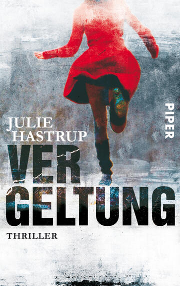 Das Buchcover zeigt eine dynamische, laufende Gestalt in einem kräftigen roten Mantel. Der Hintergrund weist eine verschwommene, frostige Textur in grauen und weißen Tönen auf. Der Titel „VERGELTUNG“ ist in großen, schwarzen Buchstaben an zentraler Stelle platziert, während der Name der Autorin „JULIE HASTRUP“ in einer feineren Schrift darüber steht. Der Zusatz „Thriller“ ist in kleinerer Schrift unter dem Titel positioniert. Das Cover strahlt Spannung und Dramatik aus.