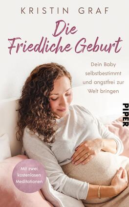 Die Friedliche Geburt Das Buchcover zeigt eine schwangere Frau, die entspannt auf einem hellen Sofa sitzt. Ihre braunen Locken fallen sanft über ihre Schultern. In sanften Farben gehalten, dominiert ein warmes Beige und zarte Rosatöne. Der Titel „Die Friedliche Geburt“ steht in eleganter Schriftart in einer tiefen, lila Tönung, während der Untertitel „Dein Baby selbstbestimmt und angstfrei zur Welt bringen“ in einer klaren, schwarzen Schrift darunter platziert ist. Unten rechts befindet sich ein rosa Button mit dem Text „Mit zwei kostenlosen Meditationen“.