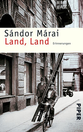 Land, Land Das Buchcover zeigt eine historische Schwarz-Weiß-Fotografie, die einen Mann auf einem Fahrrad mit langen Holzstangen zeigt. Im Hintergrund sind alte, verzierten Gebäude in einer urbanen Straße zu sehen. Oben links befindet sich der Titel „Land, Land“ in roter Schrift, darunter der Autor „Sándor Márai“ in schwarzer Schrift. Der Untertitel „Erinnerungen“ steht ebenfalls in schwarzer Schrift. Die Farben des Covers sind überwiegend grau und rot, was eine nostalgische Atmosphäre vermittelt.