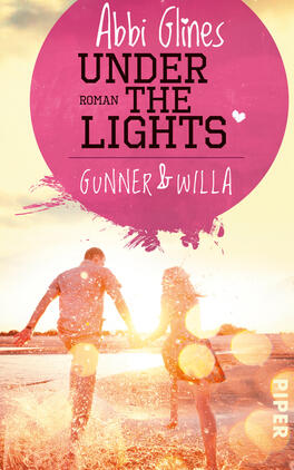Under the Lights – Gunner und Willa Das Buchcover zeigt ein romantisches Strandmotiv in warmen, einladenden Farben. Im Vordergrund halten sich zwei silhouettenhafte Personen – ein Mann und eine Frau – an den Händen, während sie am Wasserrand entlanggehen. Über dem Bild steht in eleganter, handschriftlicher Typografie „Abbi Glines“ und darunter der Titel „UNDER THE LIGHTS“ in kräftigem Schwarz. Unter dem Titel sind die Namen „Gunner & Willa“ in leuchtendem Weiß platziert. Der Hintergrund strahlt eine harmonische Atmosphäre mit Lichtspiel und sanften Pastelltönen aus.