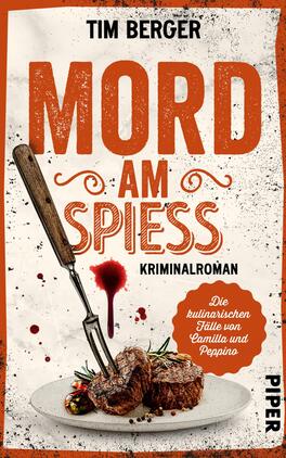 Mord am Spieß Das Buchcover zeigt einen aufregenden Kriminalroman mit dem Titel „MORD am SPIESS“. Der Hintergrund ist in einem kräftigen Orangeton gehalten. Im Vordergrund ist ein saftiges Steak mit einer Gabel und blutrot spritzendem Saft präsentiert. Die großformatige, weiße Schrift des Titels hebt sich deutlich ab und vermittelt eine spannende Atmosphäre. Unter dem Haupttitel steht der Hinweis „KRIMINALROMAN“ in kleinerer, schlicht gehaltenem Schriftart, während der Untertitel „Die kulinarischen Fälle von Camilla und Peppino“ in einer geschwungenen Form in einem Ornament platziert ist.