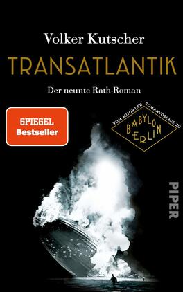 Transatlantik Das Buchcover zeigt eine dramatische, monochrome Szenerie mit einem großen, aufsteigenden Wasserspritzer, der in leuchtendem Weiß vor einem tiefschwarzen Hintergrund leuchtet. Der Titel „TRANSATLANTIK“ steht in goldener, markanter Schrift, gefolgt vom Untertitel „Der neunte Rath-Roman“ in weißer Schrift. Oben ist der Autor „Volker Kutscher“ in einer eleganten Schriftart platziert. Ein orangefarbener „SPIEGEL Bestseller“-Button befindet sich in der oberen linken Ecke. Das Verlagssymbol „PIPER“ ist am unteren rechten Rand abgebildet.