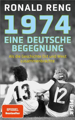 1974 – Eine deutsche Begegnung Das Buchcover zeigt eine historische Szene mit zwei Fußballspielern auf dem Feld, die sich in einem Moment der Interaktion befinden. Der Titel „1974 EINE DEUTSCHE BEGEGNUNG“ ist in großen, hellblauen Buchstaben prominent platziert, während der Autor Ronald Reng in weißer Schrift oberhalb des Titels steht. Untertitel „Als die Geschichte Ost und West zusammenbrachte“ wird in kleinerer Schriftgröße dargestellt. Der Hintergrund ist überwiegend schwarz-weiß, was eine nostalgische Atmosphäre vermittelt. Oben links befindet sich das Label „SPIEGEL Bestseller“ in weißer Schrift.