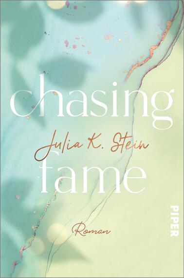 Das Buchcover zeigt einen sanften, pastellgrünen Hintergrund mit fluiden, fließenden Formen in Aquarelloptik. Die zentrale Aussage „chasing fame“ ist in großen, eleganten weißen Buchstaben gestaltet, während der Autorinnenname „Julia K. Stein“ in einer geschwungenen, goldenen Schrift darunter steht. Am unteren Rand befindet sich das Wort „Roman“ in schlichter, grauer Schrift. Die Gesamtatmosphäre vermittelt ein Gefühl von Leichtigkeit und Modernität.