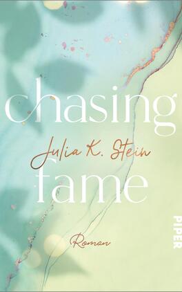 Chasing Fame Das Buchcover zeigt einen sanften, pastellgrünen Hintergrund mit fluiden, fließenden Formen in Aquarelloptik. Die zentrale Aussage „chasing fame“ ist in großen, eleganten weißen Buchstaben gestaltet, während der Autorinnenname „Julia K. Stein“ in einer geschwungenen, goldenen Schrift darunter steht. Am unteren Rand befindet sich das Wort „Roman“ in schlichter, grauer Schrift. Die Gesamtatmosphäre vermittelt ein Gefühl von Leichtigkeit und Modernität.
