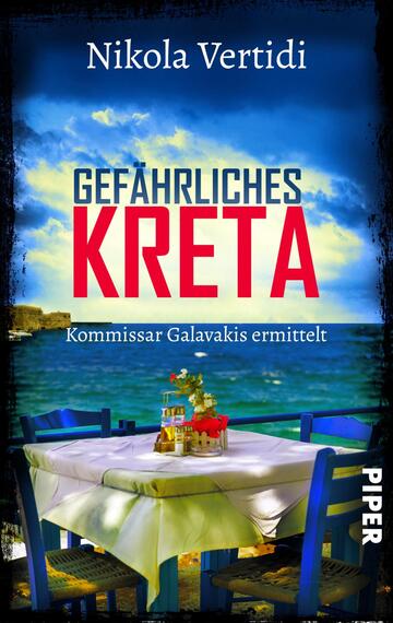 Das Buchcover zeigt eine idyllische Tafel an einem Strand von Kreta, umgeben von blauen Stühlen und einer weißen Tischdecke. Im Hintergrund sind das glitzernde Meer und der Himmel mit Wolken in verschiedenen Blau- und Grautönen sichtbar. Der Titel „GEFÄHRLICHES KRETA“ ist auffällig in großen roten Buchstaben in der Mitte platziert, während darunter „Kommissar Galavakis ermittelt“ in kleinerer, schlichter Schrift steht. Oben ist der Name des Autors, Nikola Vertidi, in weißer Schrift zu sehen. Die Gesamtatmosphäre vermittelt eine Mischung aus Urlaubsidylle und Spannung.
