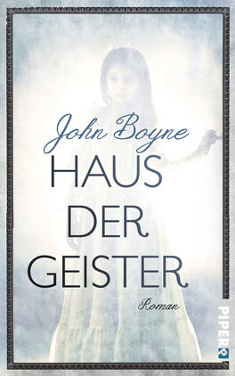 Haus der Geister Das Buchcover zeigt eine mysteriöse, neblige Szenerie mit einer schattenhaften Figur in einem weißen Kleid, die an einen Geistertanz erinnert. Der Titel „HAUS DER GEISTER“ ist in markanter, dunkelblauer Schrift in der Mitte platziert, während der Autor „John Boyne“ oberhalb des Titels in einer eleganten Schriftart erscheint. Der Hintergrund ist schwach und unscharf, was eine geheimnisvolle Atmosphäre erzeugt. In der unteren Ecke steht der Hinweis „Roman“.
