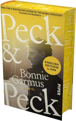 Peck & Peck (English Edition) Das Buchcover zeigt ein in warmen Gelb- und Orangetönen gehaltenes Layout mit großer, weißer Serifenschrift: oben der Autorname Bonnie Garmus, darunter der Titel Peck & Peck. Unten rechts eine aufgerollte Ecke in dunklerem Orange mit senkrechtem Schriftzug „PIPER“ und dem Satz „Cover to be unveiled“. Links ein runder Button mit dem Text „ENGLISH EDITION by PIPER“. Insgesamt schlicht und markant.