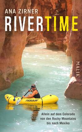 Rivertime Das Buchcover zeigt einen Paddler in einem gelben Kajak auf einem ruhigen Fluss, umgeben von hohen, steilen Felswänden in warmen Erdtönen. Der Paddler trägt einen schwarzen Hut und eine dunkelblaue Weste. Oben links steht der Titel „RIVERTIME“ in großen, gelben und weißen Buchstaben, während der Name der Autorin „ANA ZIRNER“ in einer schlichten Schriftart darüber platziert ist. Unten auf dem Cover steht der Untertitel „Allein auf dem Colorado von den Rocky Mountains bis nach Mexiko“.