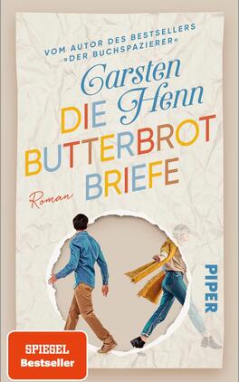 Die Butterbrotbriefe Das Buchcover zeigt einen hellen, strukturierten Hintergrund, der an zerknittertes Papier erinnert. In der Mitte stehen die Wörter „Die Butterbrot Briefe“ in großem, mehrfarbigem Schriftzug, wobei „Butterbrot“ hervorgehoben ist. Oberhalb prangt der Name des Autors „Carsten Henn“ in eleganter, blauer Schrift. Unterhalb des Titeltextes befindet sich das Wort „Roman“ in kleinerer Schrift. Zwei schattierte Figuren, eine männliche und eine weibliche, interagieren im Vordergrund. Unten links ist ein rotes Label mit der Aufschrift „SPIEGEL Bestseller“ angeordnet.