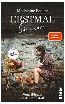 Erstmal für immer Das Buchcover zeigt eine junge Frau mit langen, offenen Haaren, die auf einem Holzstuhl sitzt und mit mehreren Hühnern interagiert. Der Hintergrund besteht aus einer rustikalen Steinmauer und Holz, was eine ländliche Atmosphäre vermittelt. Der Titel „ERSTmal für immer“ ist in auffälliger, handschriftlicher Typografie in Weiß und Schwarz dargestellt. Darunter steht der Untertitel „Vom Hörsaal in den Kuhstall“ in kleinerer Schrift. Oben links ist ein Aufkleber mit der Aufschrift „SPIEGEL Bestseller“ zu sehen.