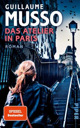 Das Atelier in Paris Das Buchcover zeigt eine junge Frau mit langen, lockigen Haaren, die in einem schwarzen Lederjacke am unteren Ende einer Treppe steht und auf ein historisches Gebäude in Paris blickt. Die Farben des Covers sind überwiegend in dunklen Blautönen gehalten, während der Titel „DAS ATELIER IN PARIS“ in leuchtendem Weiß und Orange hervorsticht. Der Autor „GUILLAUME MUSSO“ ist in großen, auffälligen Buchstaben platziert. Im unteren Bereich befindet sich ein rotes Label mit dem Text „SPIEGEL Bestseller“. Die Atmosphäre vermittelt Spannung und Neugier.
