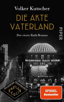 Die Akte Vaterland Das Buchcover zeigt eine Schwarz-Weiß-Fotografie, die eine historische Berliner Szene mit dem „Kempinski Haus Vaterland“ in der Mitte darstellt. Der runde, gewölbte Dachaufbau hebt sich deutlich ab. Umgeben von Straßenszenen strahlt das Cover eine nostalgische Atmosphäre aus. Die Titelzeile „DIE AKTE VATERLAND“ ist in großen, goldenen Buchstaben im oberen Bereich platziert, und der Autor „Volker Kutscher“ steht darüber. Unten findet sich der Hinweis „Der vierte Rath-Roman“ in kleinerer Schrift. Ein Button im rechten unteren Bereich zeigt „SPIEGEL Bestseller“.