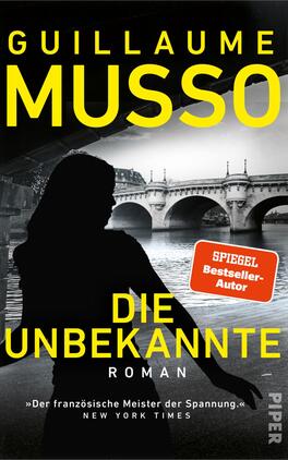 Die Unbekannte Das Buchcover zeigt eine dunkle Silhouette einer Frau, die am Ufer eines Gewässers steht. Im Hintergrund sind die Bögen einer Brücke zu erkennen, während die sanften Wellen des Wassers glitzern. Der Titel „DIE UNBEKANNTE“ ist in großen, gelben Buchstaben mittig platziert, darüber steht der Name des Autors „GUILLAUME MUSSO“ in leuchtend gelben Großbuchstaben. In einer roten Auszeichnung wird „SPIEGEL Bestseller-Autor“ hervorgehoben. Der Gesamteindruck vermittelt eine geheimnisvolle und spannungsgeladene Atmosphäre.