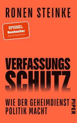 Verfassungsschutz Das Buchcover zeigt einen leuchtend orangefarbenen Hintergrund. Oben ist der Name „RONEN STEINKE“ in großer, schwarzer Schrift platziert. Darunter steht in einer markanten, schwarzen Typografie das Wort „VERFASSUNGSSCHUTZ“, das hervorgehoben wird. Am unteren Rand befindet sich der Untertitel „WIE DER GEHEIMDIENST POLITIK MACHT“ in kleinerer Schrift, ebenfalls in Schwarz. In der oberen linken Ecke ist ein kleines Feld mit dem Text „SPIEGEL Bestseller – Jetzt als Taschenbuch“.