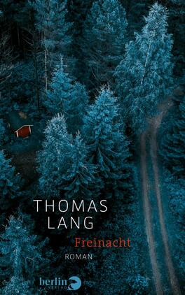 Freinacht Das Buchcover zeigt eine düstere Waldlandschaft in verschiedenen Blau- und Grüntönen. In der Mitte verläuft ein schmaler Weg, der vom Bildrand in den Wald führt. Auf der linken Seite ist ein kleines rotes Gebäude zu sehen, umgeben von hohen, dicht stehenden Bäumen. Der Titel „Freinacht“ ist in großen, weißen Buchstaben platziert, während der Autorenname „Thomas Lang“ darüber in kräftiger Schrift erscheint. Der Untertitel „Roman“ steht in kleinerer roter Schrift darunter.